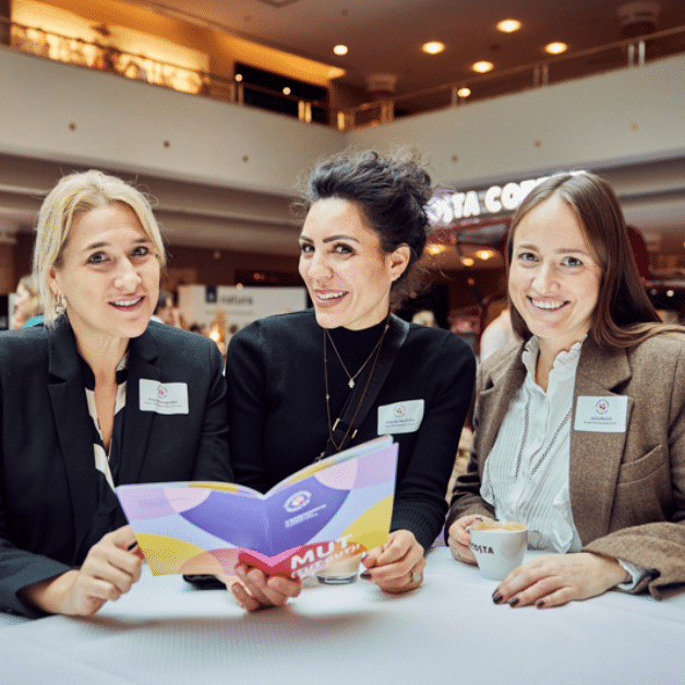 Frauenforum_Ubersicht_Wachstum Drei Teilnehmerinnen des Frauenforums, die sich über das Wachsums des Forums der letzten Jahre unterhalten.