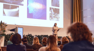 Dr Laura Wünsche als Speakerin auf dem Frauenforum 2023 in Hamburg