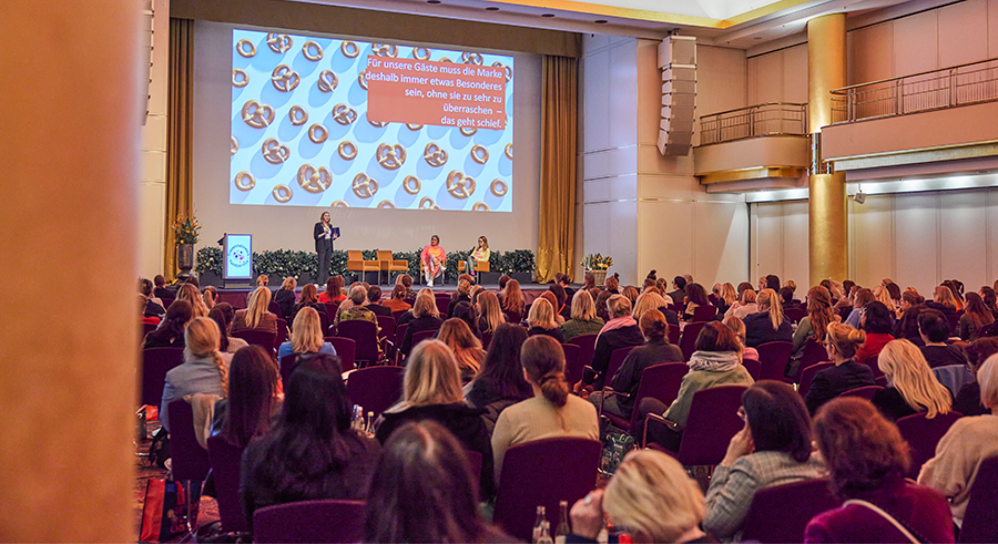 Frauenforum Foodservice_Recap 10. Forum Das Bild zeigt Teilnehmerinnen am 10. Frauenforum FOODSERVICE in Hamburg.